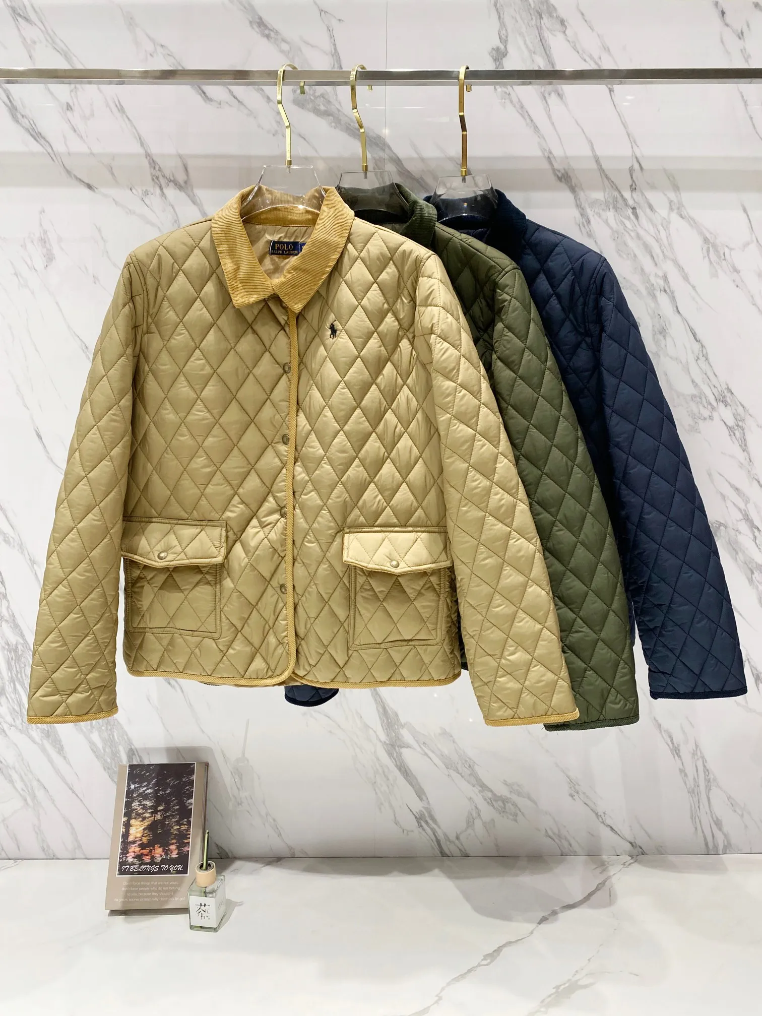 P340 Ralpah Lauren/Ralph Lauren diamond plaid lapel veteran cotton jacket, same style for men and women, British retro style, classic diamond Henry lapel thin cotton jacket, simple yet stylish, corduroy trimmed cuffs, collar, straight foldable, two-wear, fashionable, warm and not abrasive to the skin. Flap pockets are more practical and safer. The half-high collar has double-button closure on the front. The fabric has a certain anti-water effect, making it a timeless classic. The delicate embroidery of the pony on the left side of the chest is retro and will never go out of style. Color: navy khaki green Size: S-XL